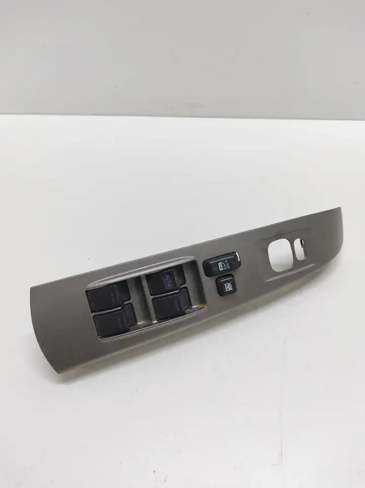 Toyota Prius (XW20) (2003 - 2009) 8482047050 Блок кнопок стеклоподъемников — фото 1