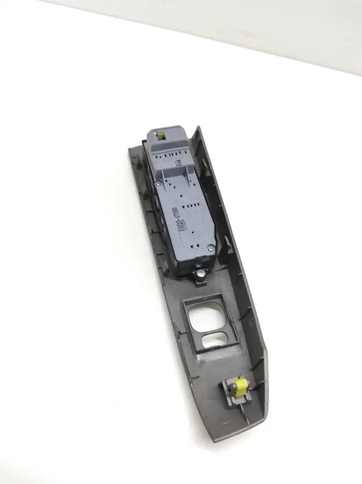 Toyota Prius (XW20) (2003 - 2009) 8482047050 Блок кнопок стеклоподъемников — фото 2