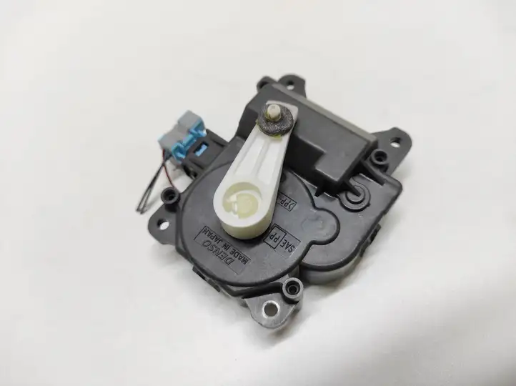 Toyota Prius (XW30) (2009 - 2015) 0638000181 Двигатель задвижки потока воздуха — фото 2