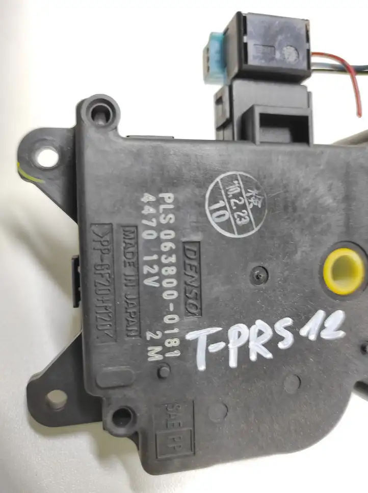 Toyota Prius (XW30) (2009 - 2015) 0638000181 Двигатель задвижки потока воздуха — фото 4