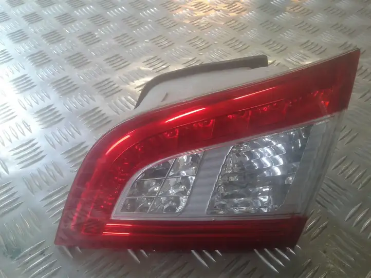 Peugeot 508 (2014 - 2018) Задний фонарь в крышке багажника — фото 1