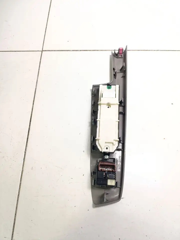 Toyota Prius+ (ZVW40) (2011 - 2018) 7423247240 Блок кнопок стеклоподъемников — фото 4