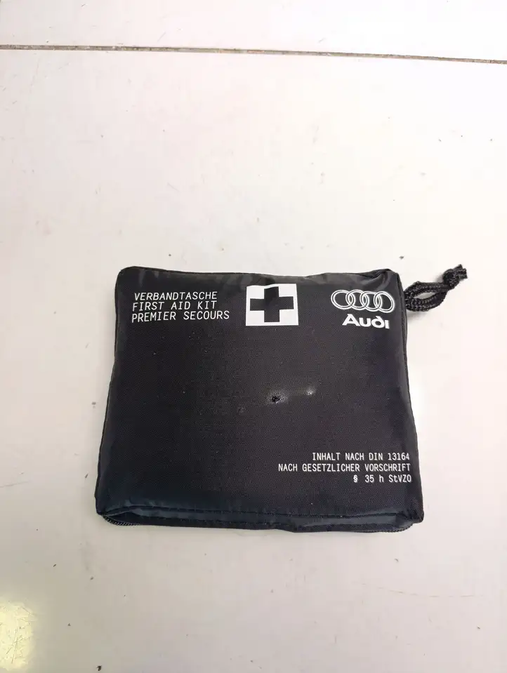 Audi A4 S4 B8 8K (2011 - 2015) 8W0860282B Автомобильная аптечка — фото 3