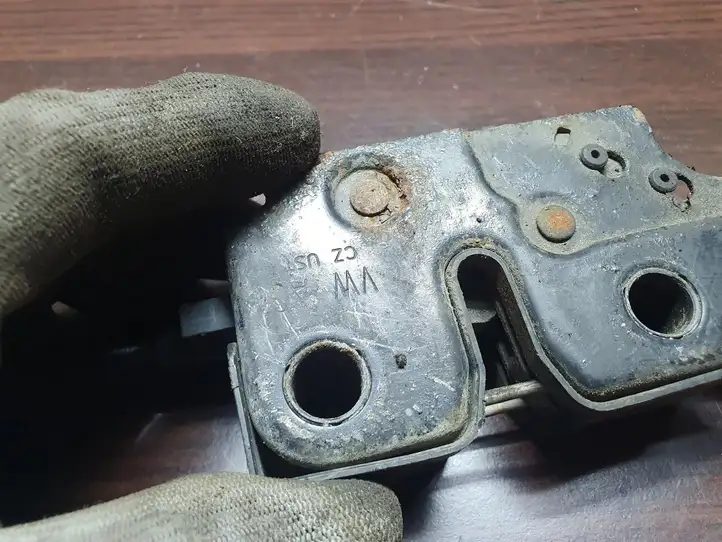 Volkswagen Golf V (2003 - 2009) 1K1883508E Замок капота — фото 5