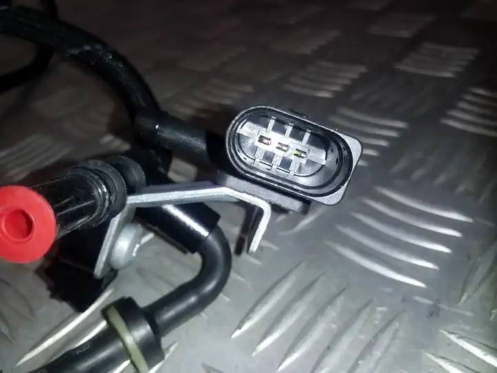 Volkswagen Golf VII (2013 - 2019) 04L906051B Датчик давления выхлопных газов — фото 1