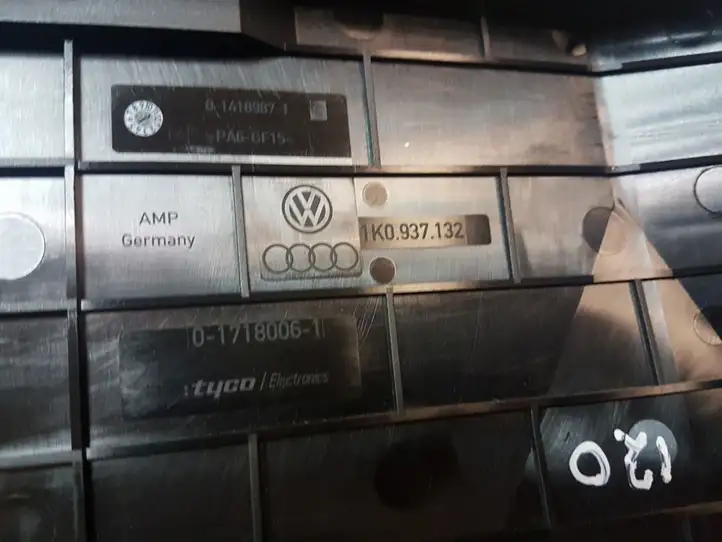 Volkswagen Golf V (2003 - 2009) 1K0937132 Крышка ящика предохранителей — фото 4