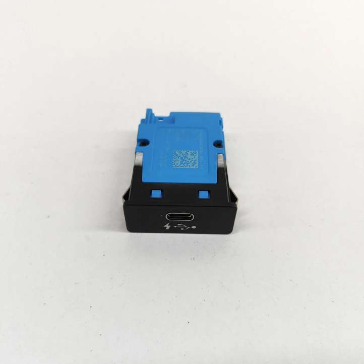 8711939 BMW 3 G20 G21 USB jungtis