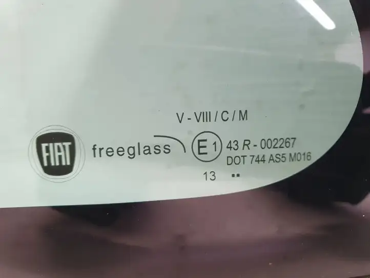 Fiat 500L (2013 - ) 51883719 Заднее боковое стекло — фото 3