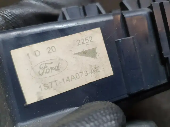 Ford Mondeo Mk III (2000 - 2007) 1S7T14A073AE Блок предохранителей — фото 3