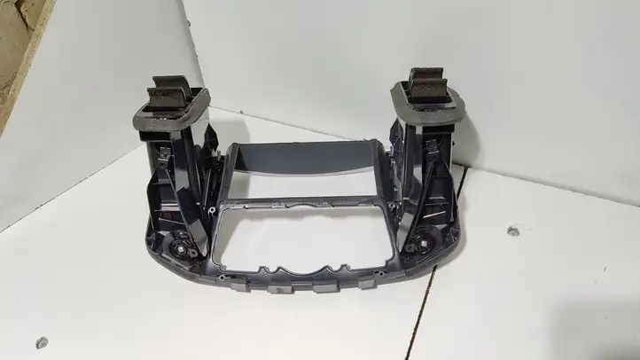 Nissan Skyline (2001 - 2006) 68750JK00A Центральный воздушный дефлектор — фото 2
