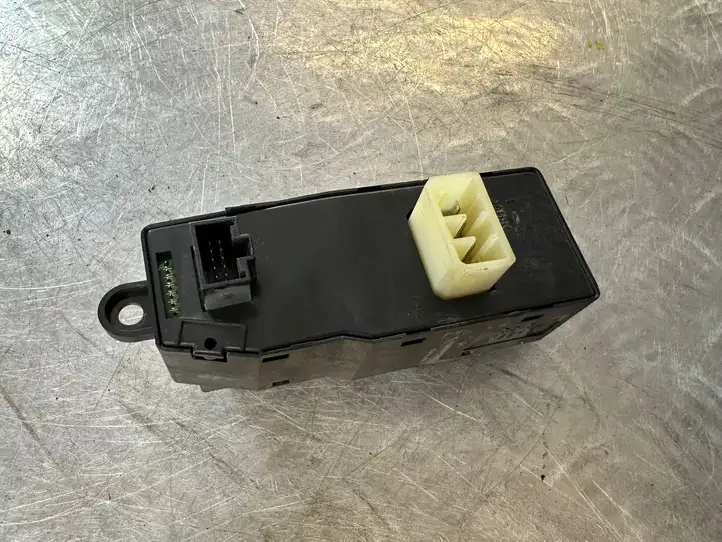 Hyundai H-1, Starex, Satellite (2004 - 2007) 935704A000 Блок кнопок стеклоподъемников — фото 1