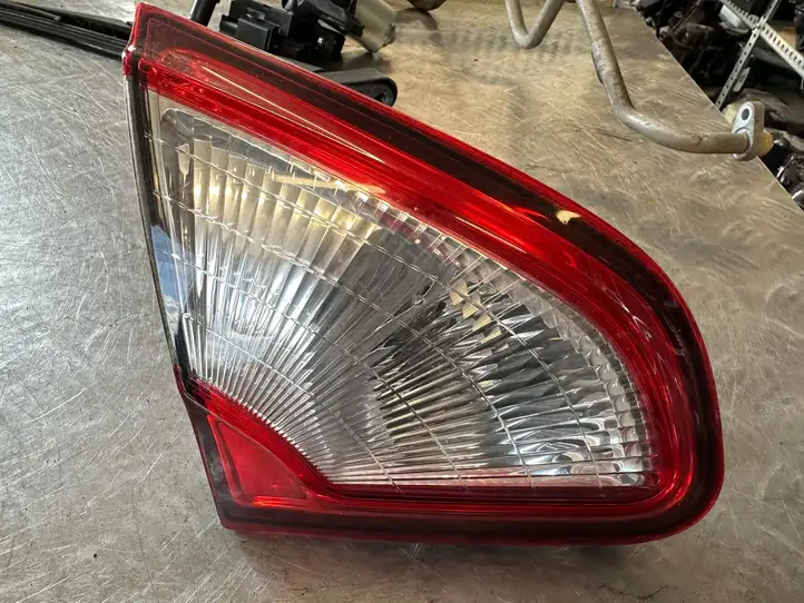 Nissan Qashqai (2010 - 2013) 89503189 Задний фонарь в крышке багажника — фото 1