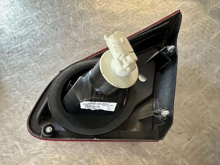 Nissan Qashqai (2010 - 2013) 89503189 Задний фонарь в крышке багажника — фото 4