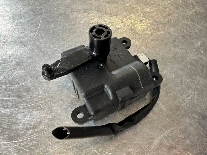 Nissan Qashqai (2010 - 2013) 2774300A01 Двигатель задвижки потока воздуха — фото 2