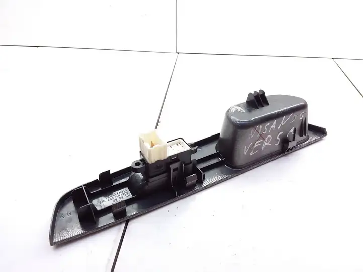 Nissan Versa (2006 - 2012) 82960EM31A Кнопка стеклоподъемников — фото 2