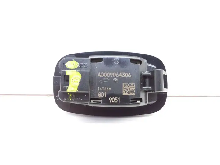 Mercedes-Benz C W205 (2014 - 2021) A0009064306 Передняя подсветка — фото 2