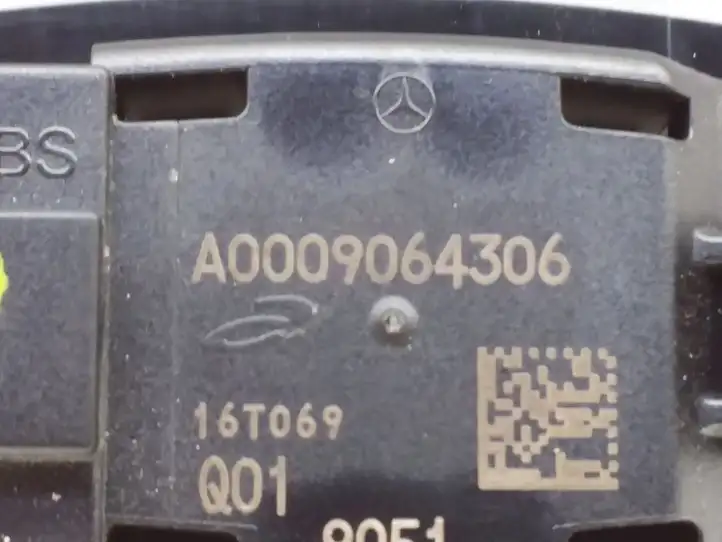 Mercedes-Benz C W205 (2014 - 2021) A0009064306 Передняя подсветка — фото 3