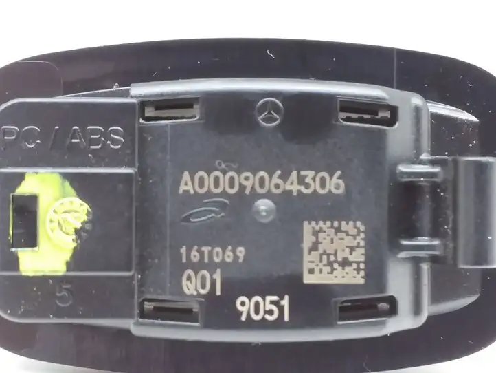 Mercedes-Benz C W205 (2014 - 2021) A0009064306 Передняя подсветка — фото 3