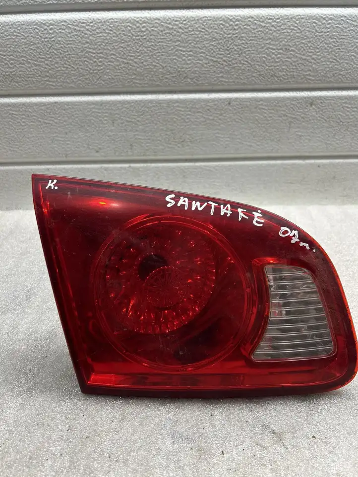 Hyundai Santa Fe (2005 - 2009) 924052B000 Задний фонарь в крышке багажника — фото 1