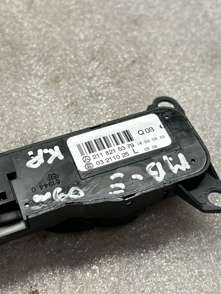 Mercedes-Benz E W211 (2002 - 2009) 2118215379 Другие включатели / ручки/ переключатели — фото 3
