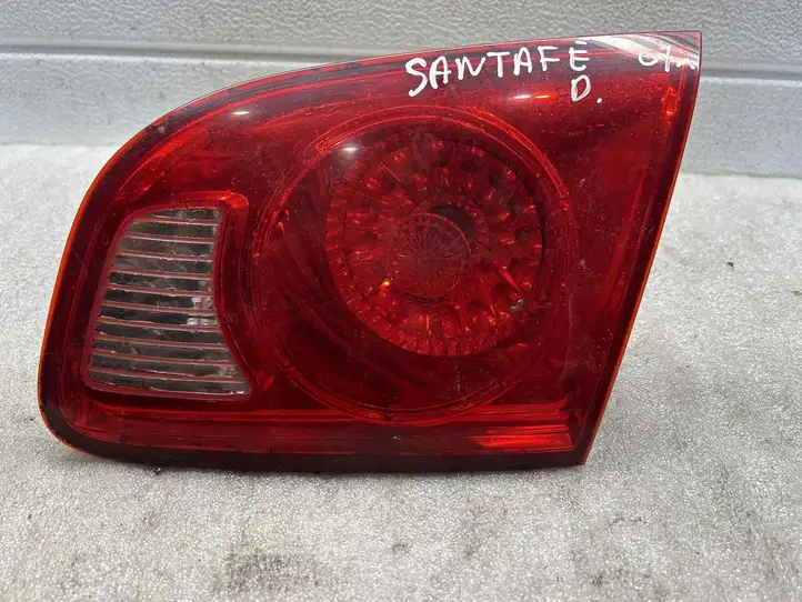 Hyundai Santa Fe (2005 - 2009) 924062B000 Задний фонарь в крышке багажника — фото 1