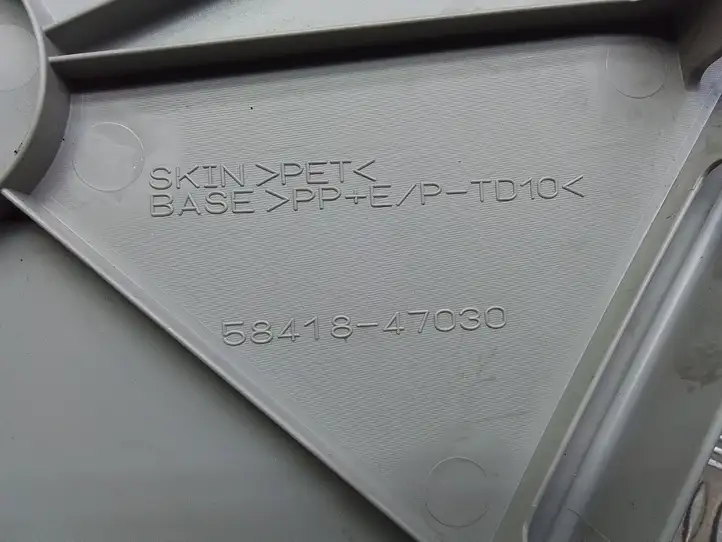 Toyota Prius (XW30) (2009 - 2015) 5841847030 Крышка — фото 2