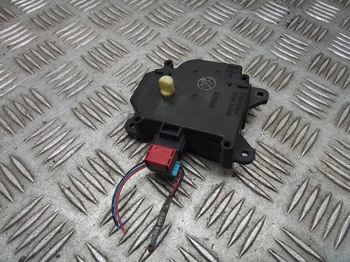 Toyota Prius (XW30) (2009 - 2015) 0638000172 Двигатель задвижки потока воздуха — фото 4