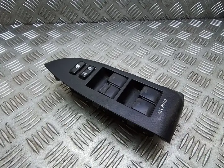 Toyota Prius (XW30) (2009 - 2015) 8404033100 Блок кнопок стеклоподъемников — фото 1