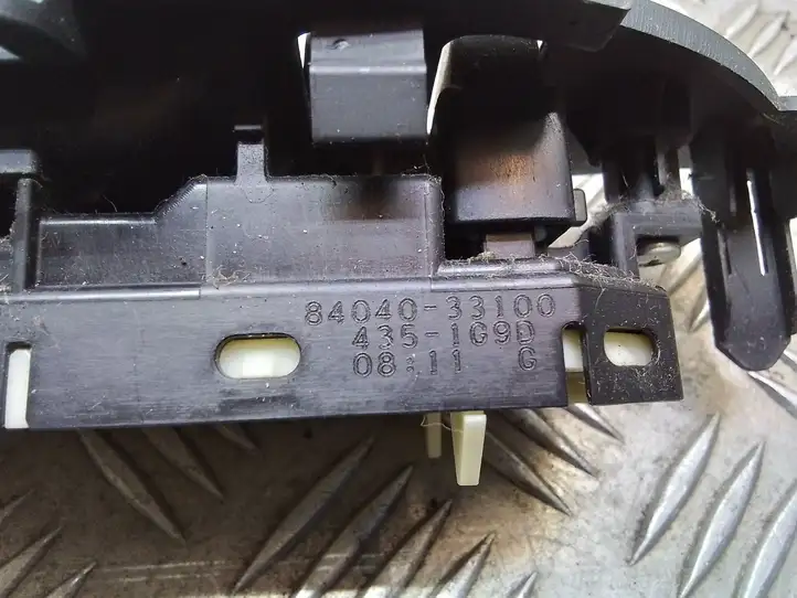 Toyota Prius (XW30) (2009 - 2015) 8404033100 Блок кнопок стеклоподъемников — фото 2