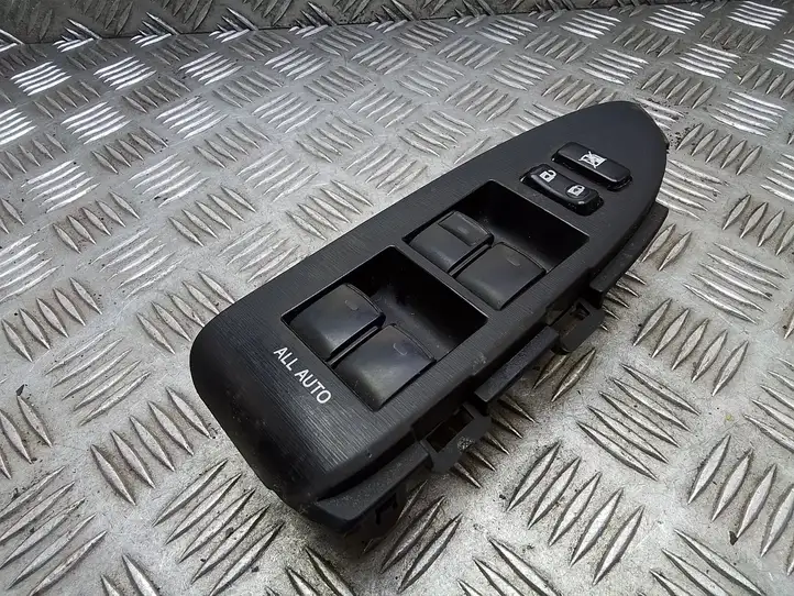 Toyota Prius (XW30) (2009 - 2015) 8404033100 Блок кнопок стеклоподъемников — фото 3
