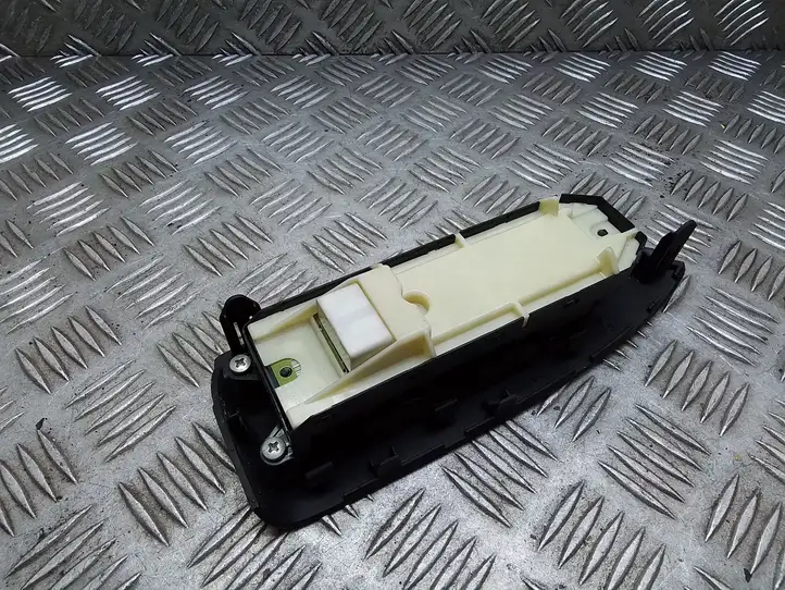 Toyota Prius (XW30) (2009 - 2015) 8404033100 Блок кнопок стеклоподъемников — фото 4