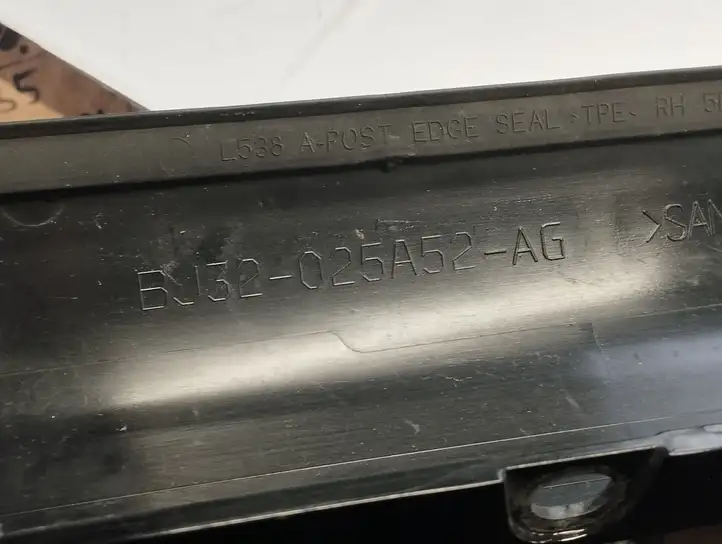 Land Rover Evoque I (2011 - 2015) BJ32025A52AG Накладка стоек лобового стекла — фото 2