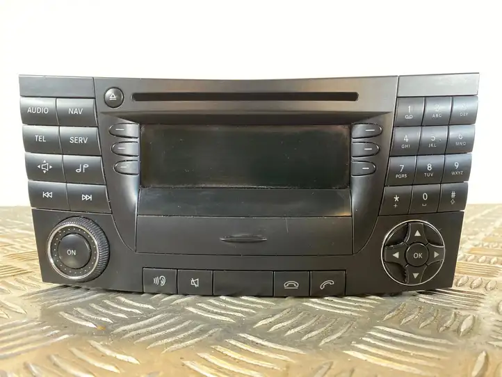 Mercedes-Benz E W211 (2002 - 2009) A2118704589 Магнитола / мультимедийная система — фото 1