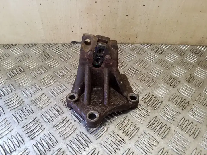      Кронштейн крепления коробки передач