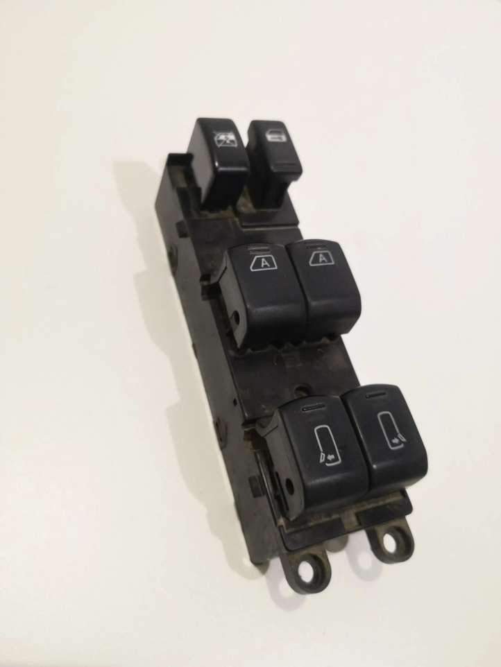 Nissan Quest (2003 - 2009)   Кнопка стеклоподъемников
