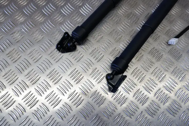 Toyota Yaris Cross (2020 - ) 6892052030 Амортизатор крышки багажника — фото 6