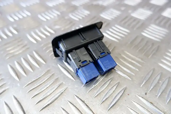 Toyota Yaris Cross (2020 - ) 8496602010 Кнопка закрытия крышки багажника — фото 5