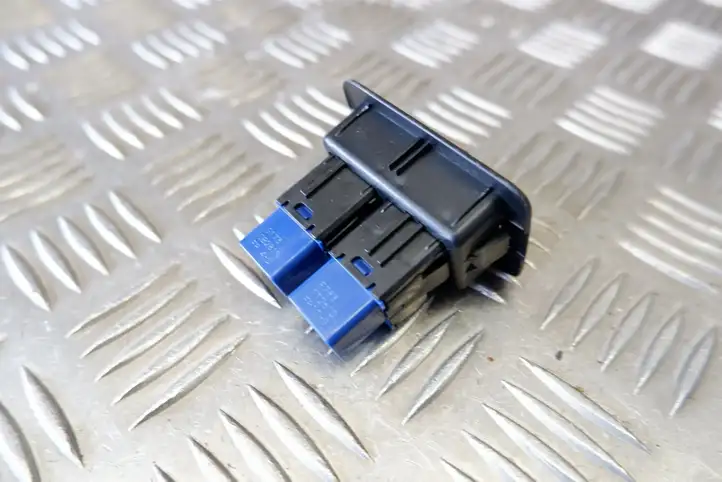 Toyota Yaris Cross (2020 - ) 8496602010 Кнопка закрытия крышки багажника — фото 6