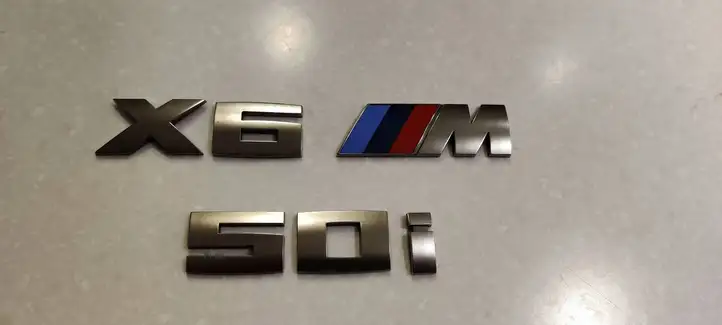 BMW X6M G06 F96 (2019 - ) 17705710 Эмблема производителя — фото 1
