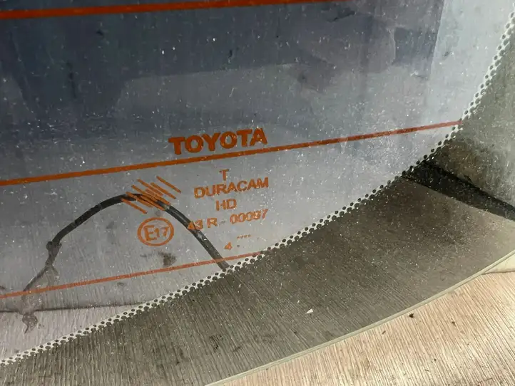 Toyota Corolla Verso AR10 (2004 - 2009) Заднее стекло — фото 2