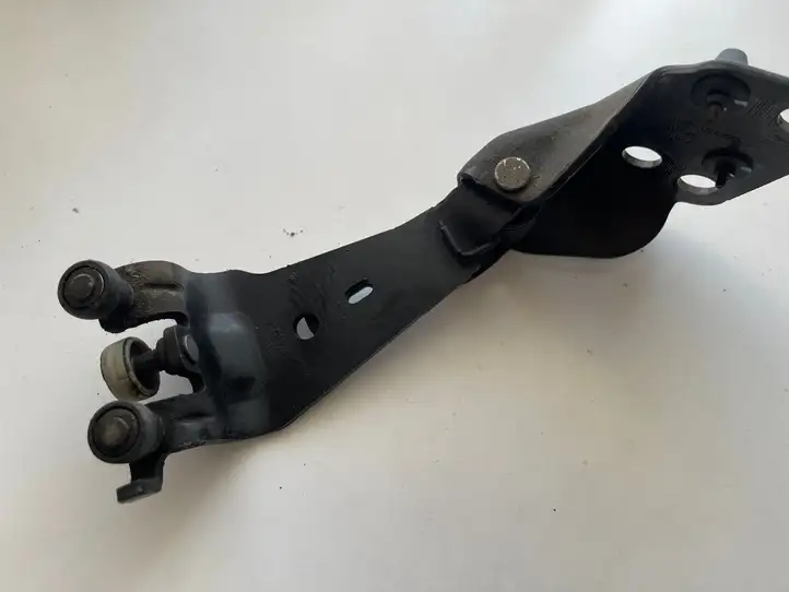 Ford Focus Grand C-MAX (2010 - 2019) AM51U26800AG Средняя направляющая ролика раздвижной двери — фото 1