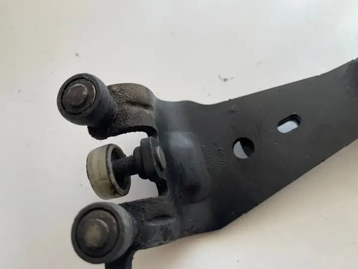 Ford Focus Grand C-MAX (2010 - 2019) AM51U26800AG Средняя направляющая ролика раздвижной двери — фото 3