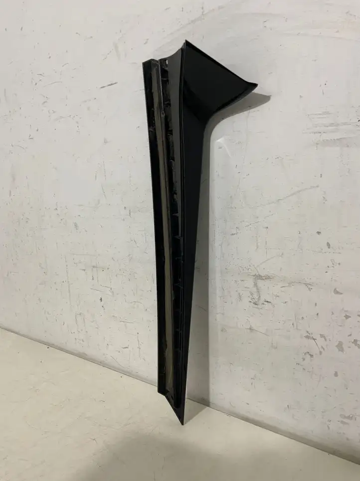 Volkswagen Golf VIII (2019 - ) 5H9827940A Накладка заднего стекла — фото 5