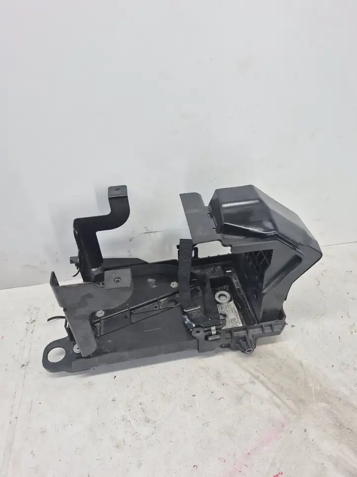 Volvo XC40 (2017 - ) 32348533 Площадка аккумулятора — фото 1