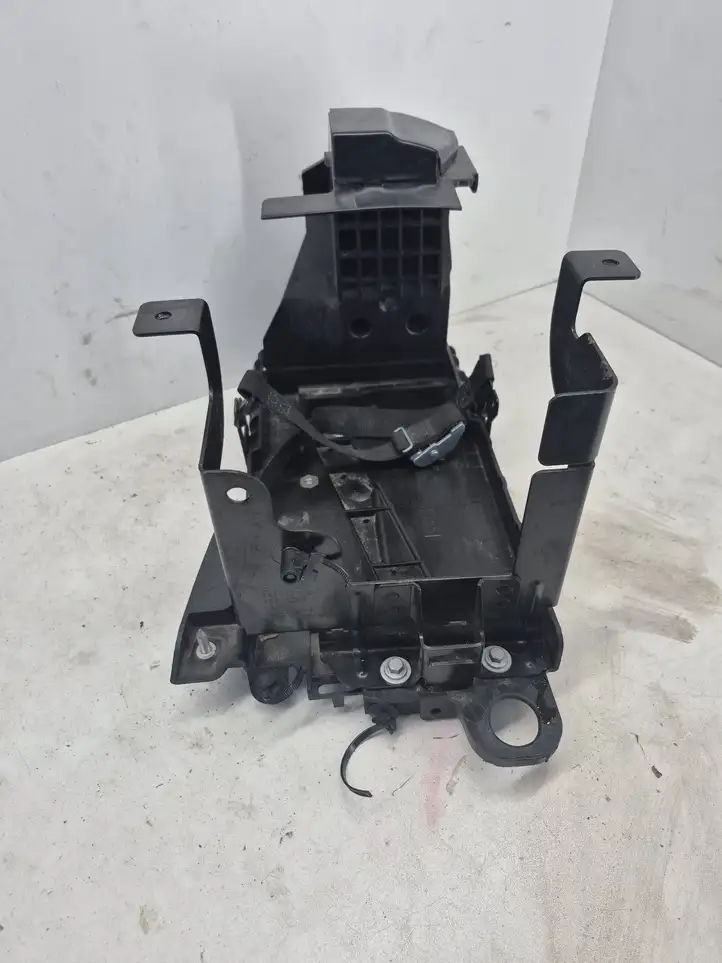 Volvo XC40 (2017 - ) 32348533 Площадка аккумулятора — фото 2