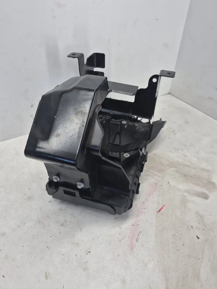 Volvo XC40 (2017 - ) 32348533 Площадка аккумулятора — фото 3