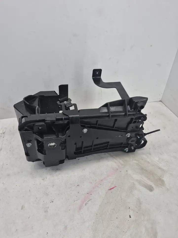Volvo XC40 (2017 - ) 32348533 Площадка аккумулятора — фото 4
