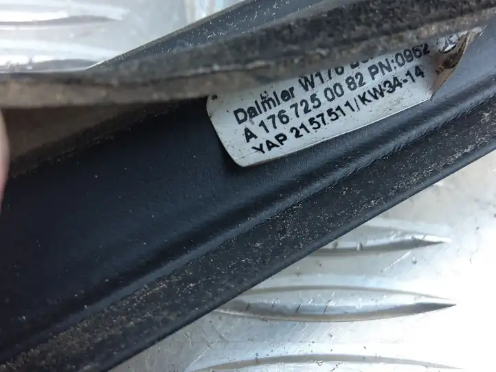 Mercedes-Benz A W176 (2012 - 2018) A1767250082 Накладка стекла передней двери — фото 2