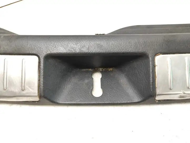 Toyota Avensis T250 (2003 - 2006) 5838705090 Отделка порога багажника — фото 2