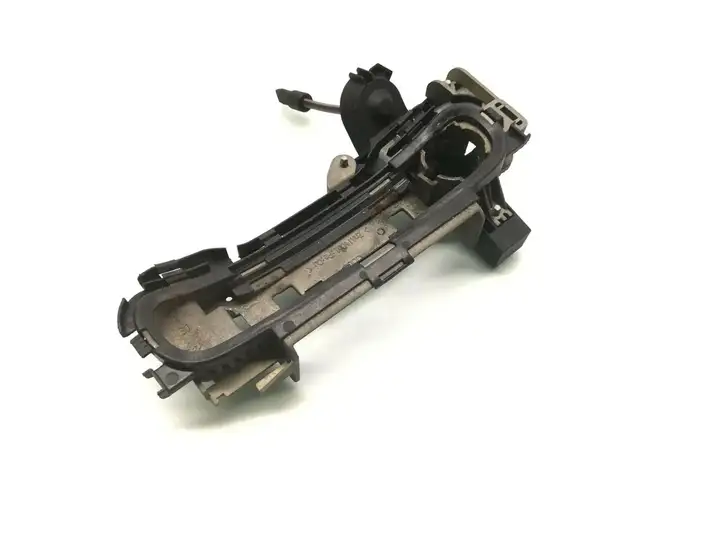Audi A4 S4 B6 8E 8H (2000 - 2006) 8E2837886A Крепление наружной ручки передней двери — фото 2